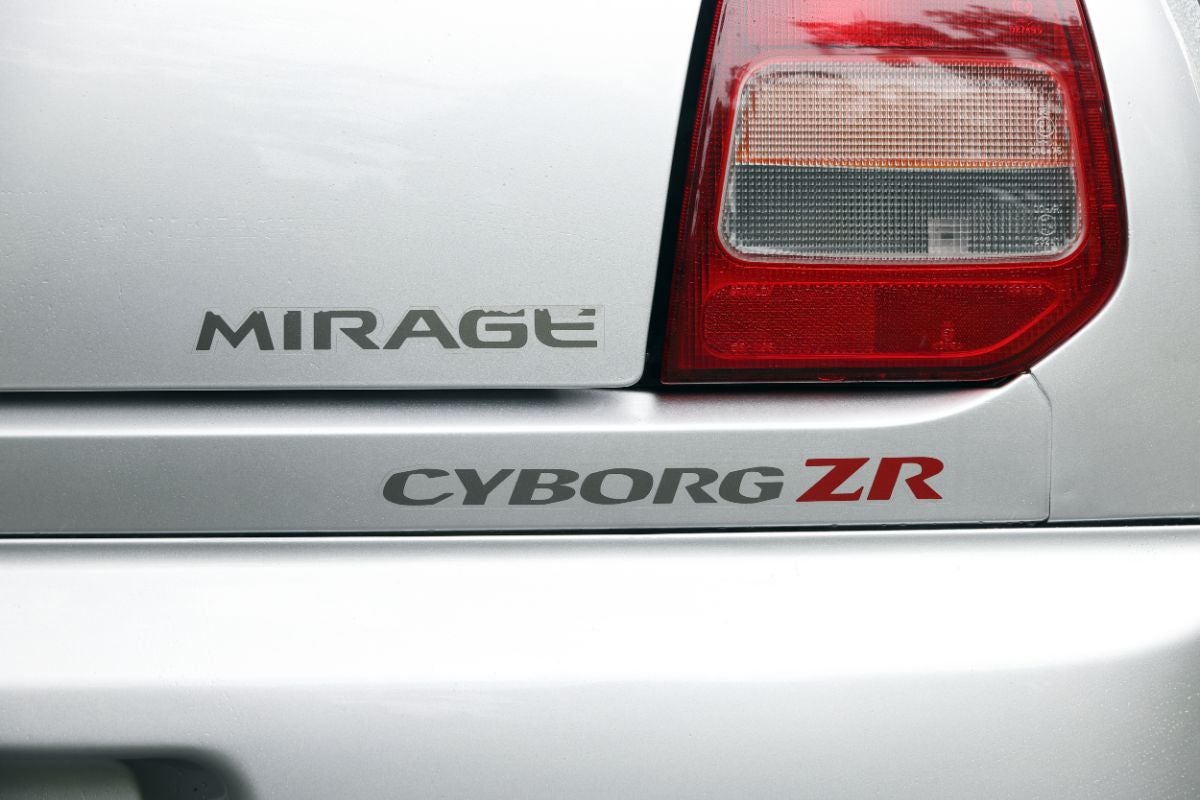 車体後部にある「MIRAGE」のステッカーロゴと、その下にある赤字の「CYBORG ZR」のエンブレムステッカーのアップ