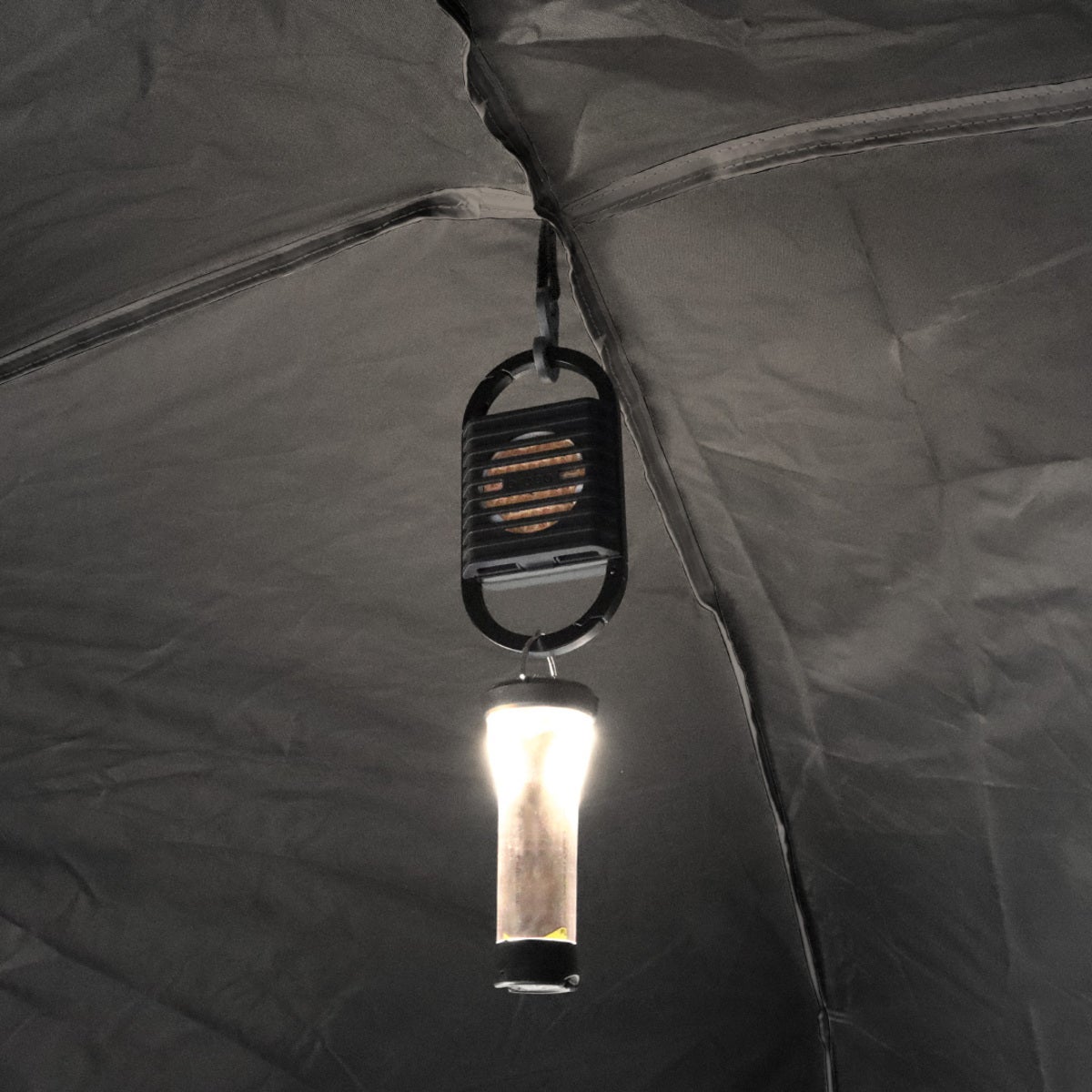 テント室内の天井に吊り下げられたLEDランタンと蚊取り