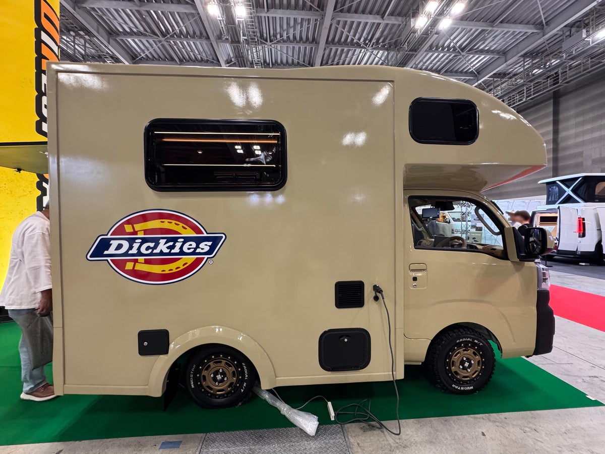 Dickiesロゴが入ったベージュの軽キャンピングカー外観