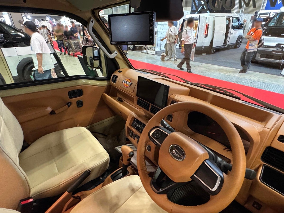 ベージュとブラウンでコーディネートされた運転席・インパネまわり