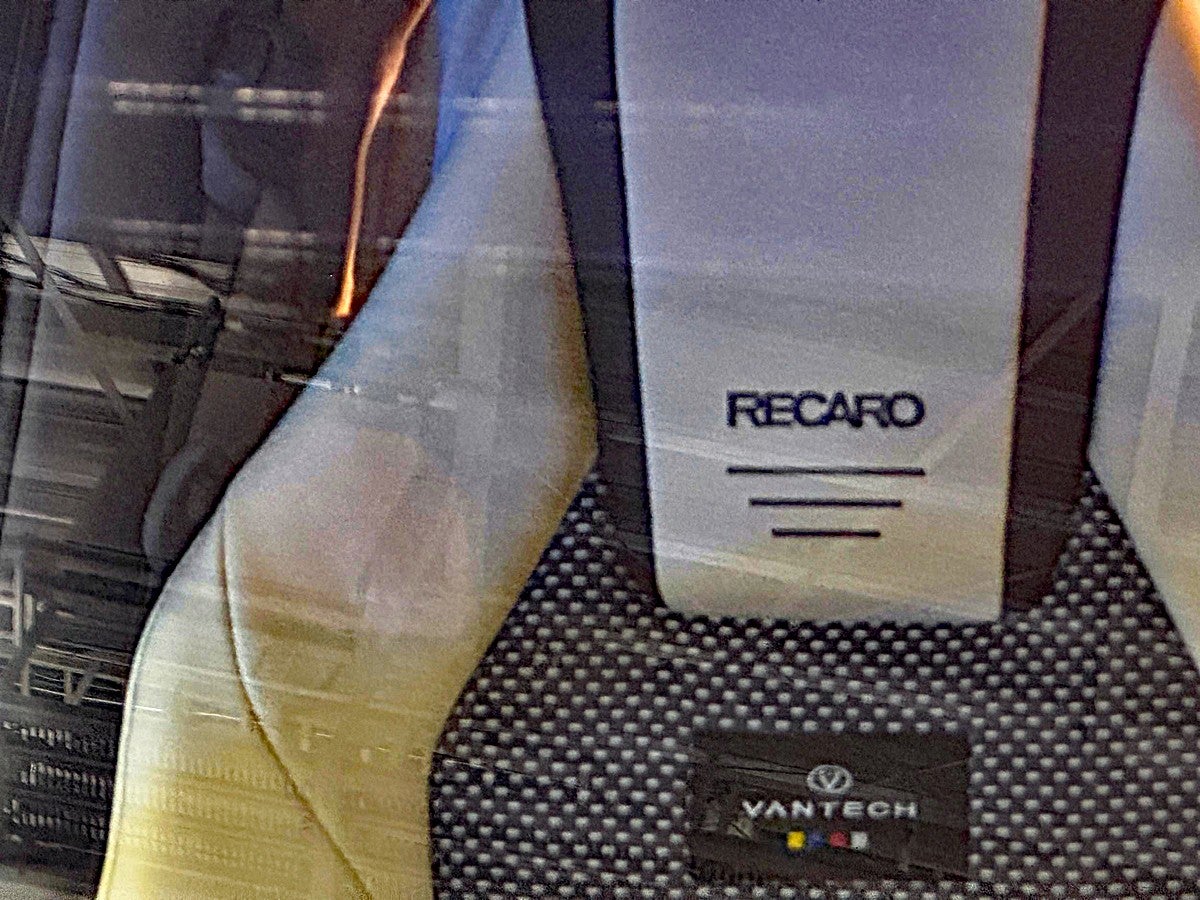 RECAROロゴが入った高級シートのクローズアップ