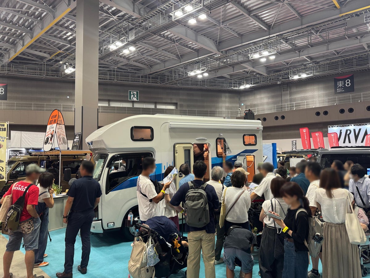 賑わうキャンピングカーショー会場と展示車両の全景