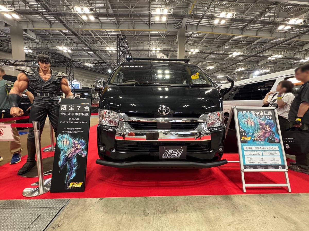 イベント会場に展示された黒のカスタムハイエース外観