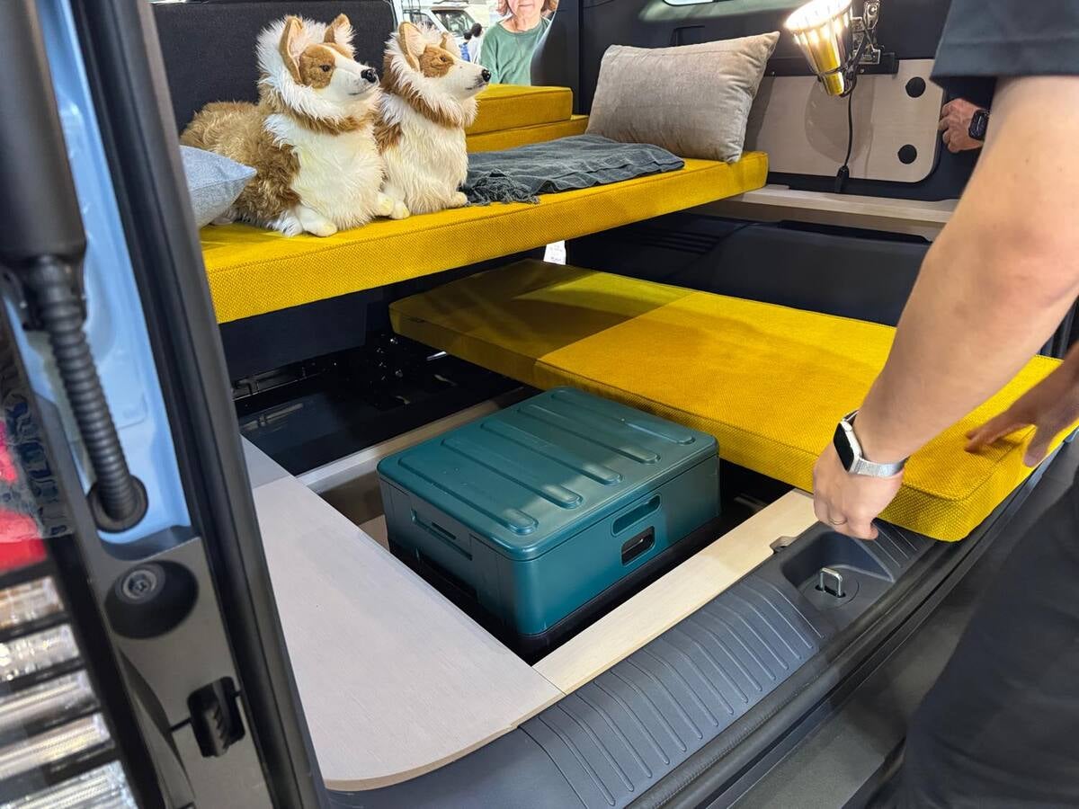車内収納スペースとベッド展開の様子
