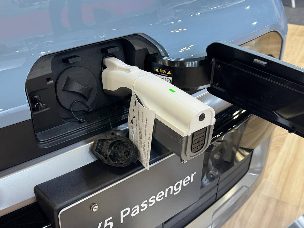 EVキャンピングカーの充電コネクター差し込み口拡大