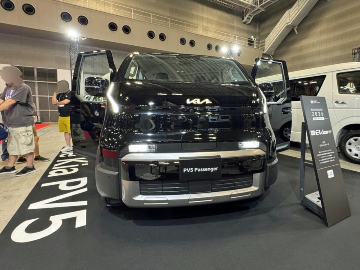 展示会場のEVキャンピングカー正面ワイドショット