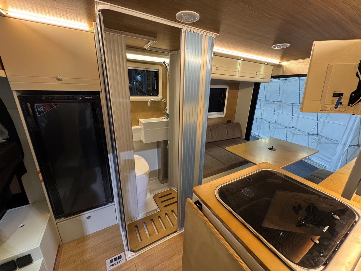 マルチルーム・シンク・キッチンを備えた高級感ある車内