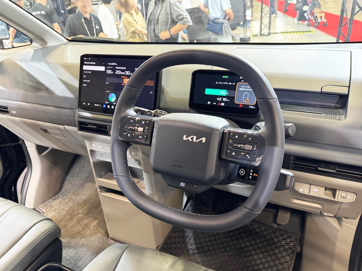 EVキャンピングカーの運転席周り・ステアリングとインパネ
