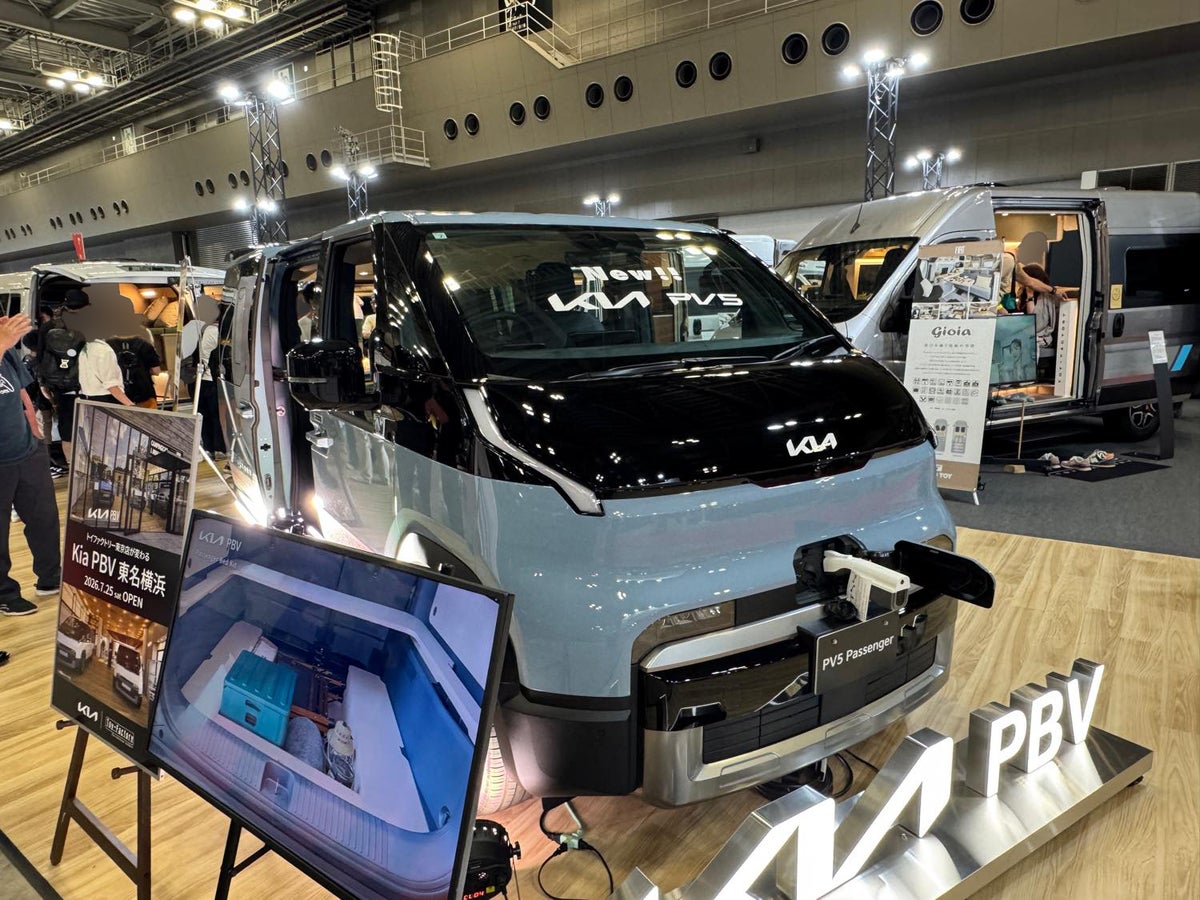 展示会場に飾られたEVキャンピングカーのフロント全景