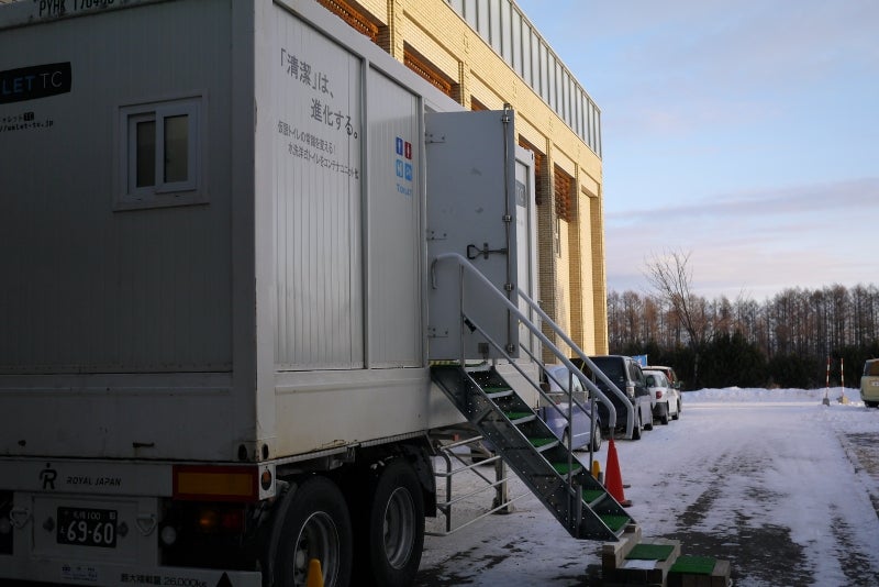 災害時に移動可能なコンテナ型トイレの例
