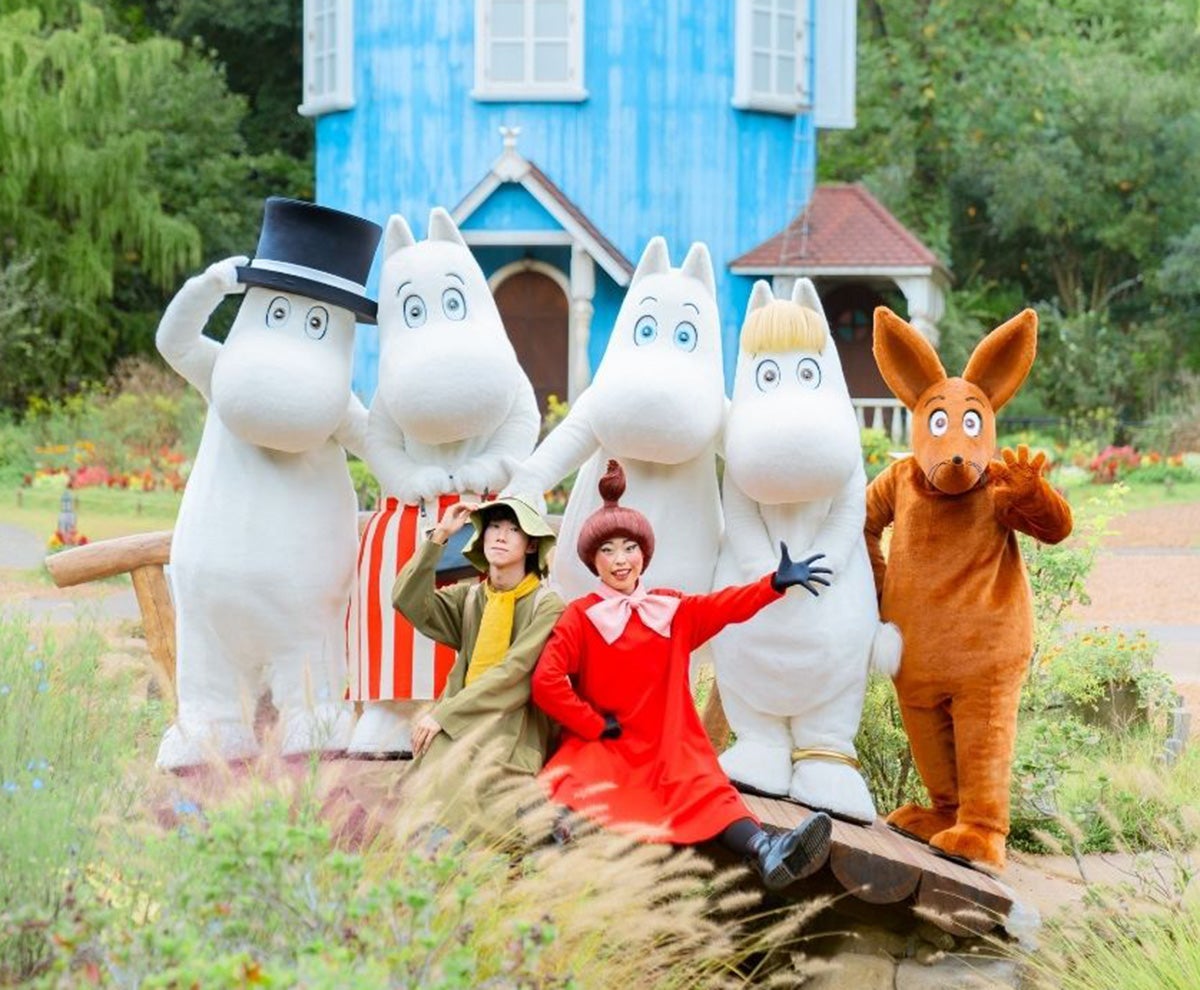 ムーミンとその仲間たちが出迎える