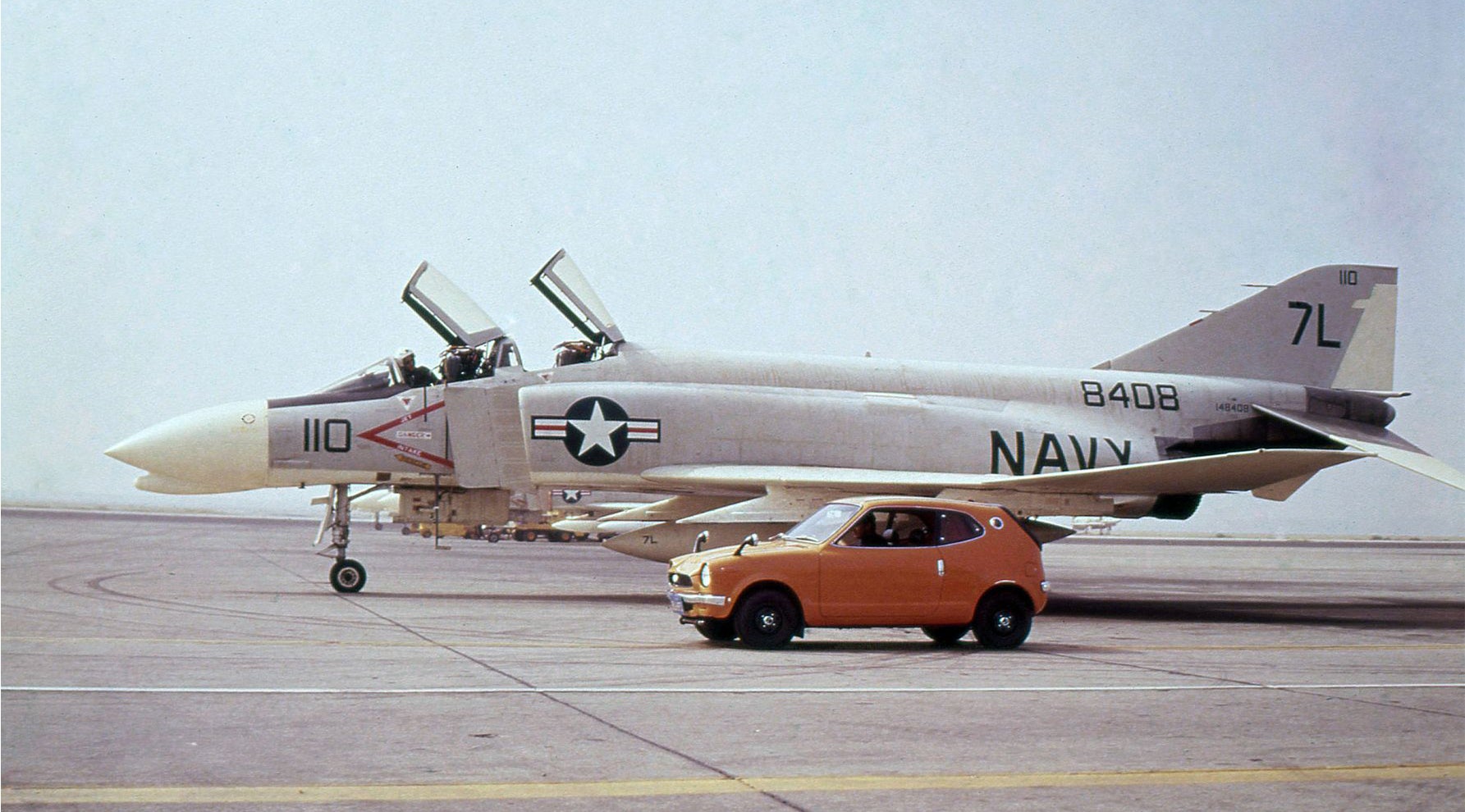 戦闘機の横に並ぶホンダZ
