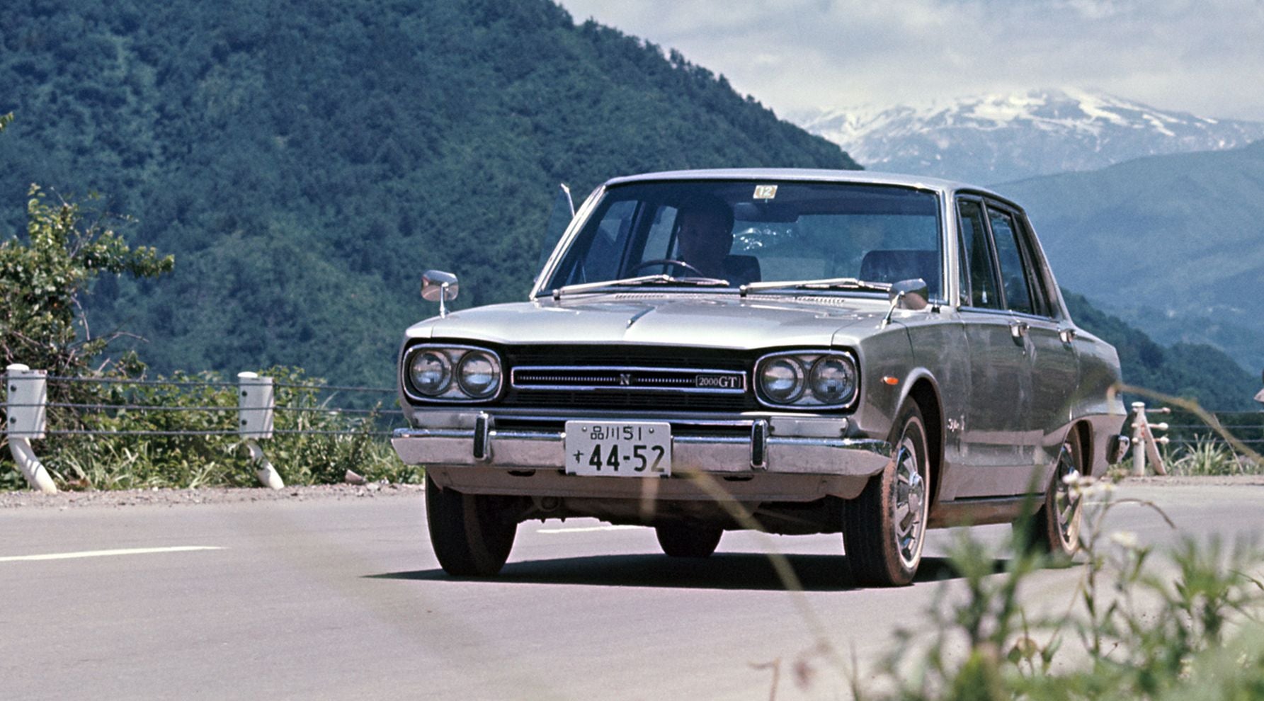 スカイライン2000GTの走行写真