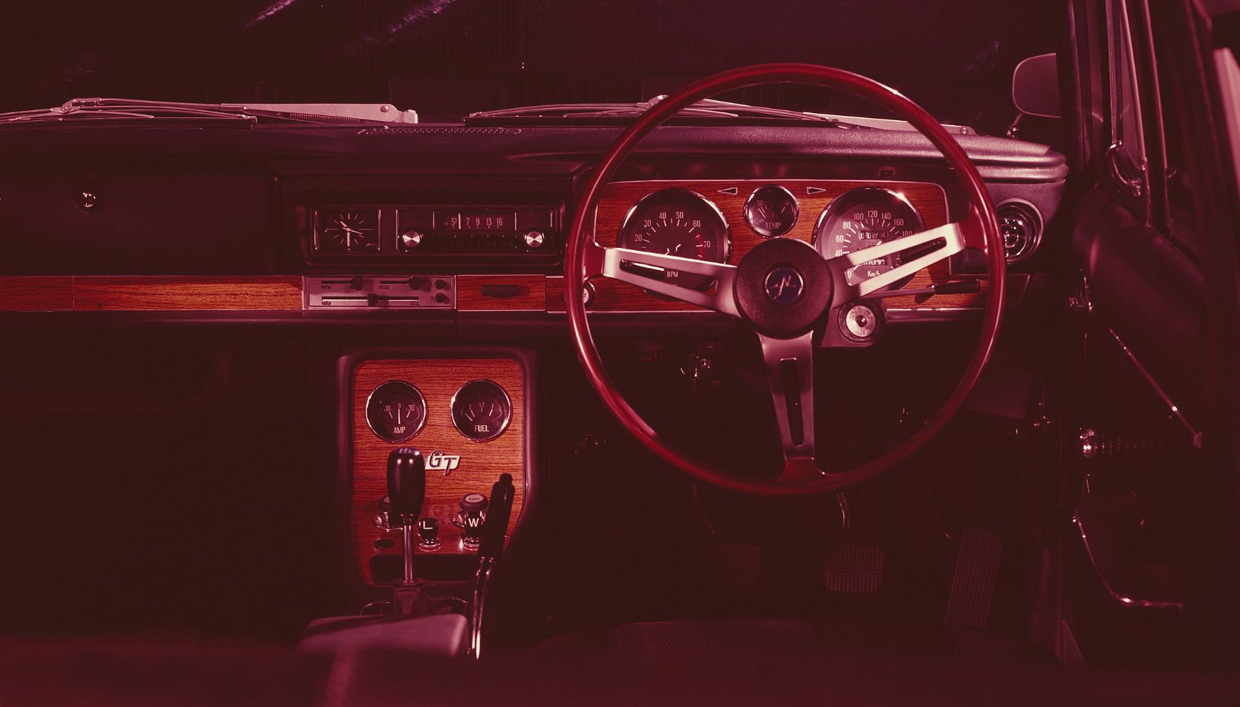 1968年に発売された新型スカイライン2000GTのインパネ