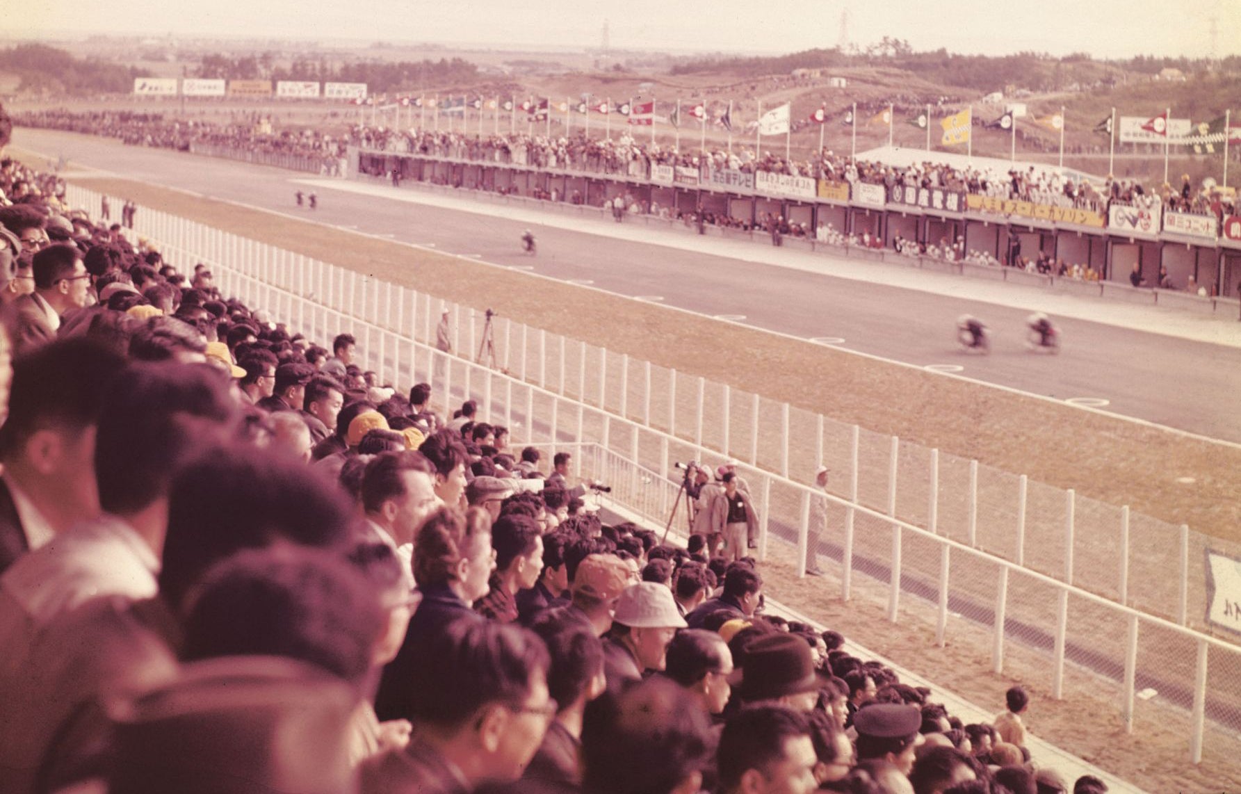 1962年11月に鈴鹿サーキットで開催されたオープニングレース「第1回全日本選手権ロードレース大会」の様子