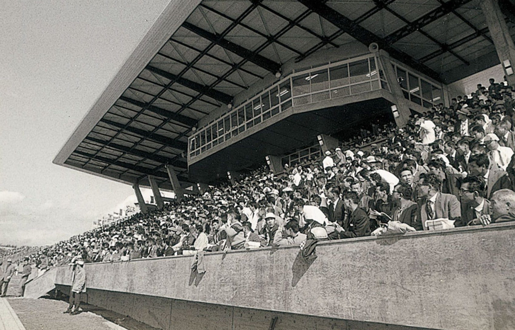 1962年の鈴鹿サーキットのグランドスタンド。上部はVIP席