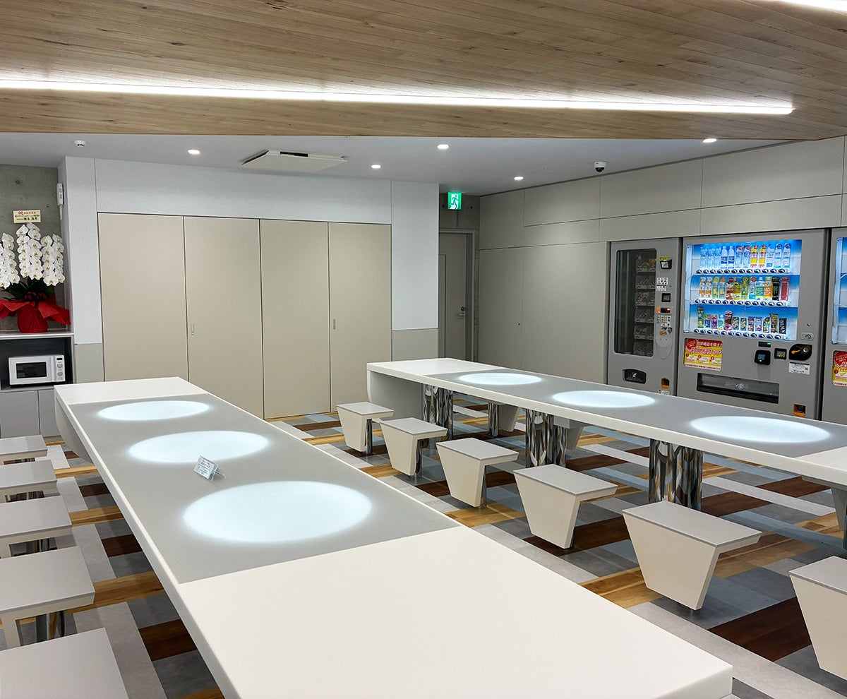 カフェテリア。教習の合間に軽食をとりながらくつろげる