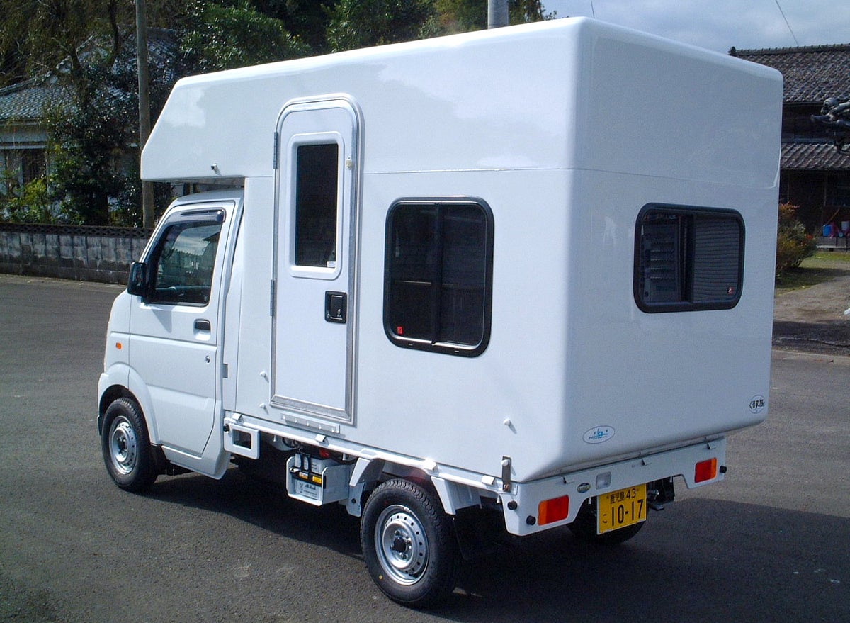 白い軽トラックの荷台にシェルを積載した軽トラキャンパー