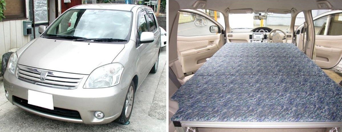 シルバーのコンパクトミニバン（ベース車両）の斜め前外観写真と2列目以降を倒して専用マットを敷き詰めたフルフラットシート写真