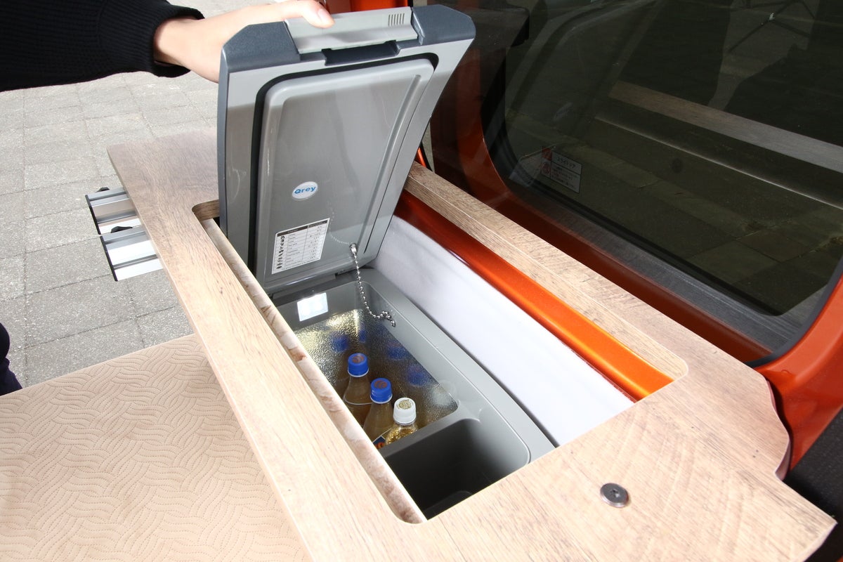 床下や家具に埋め込まれた上開きタイプの小型車載冷蔵庫