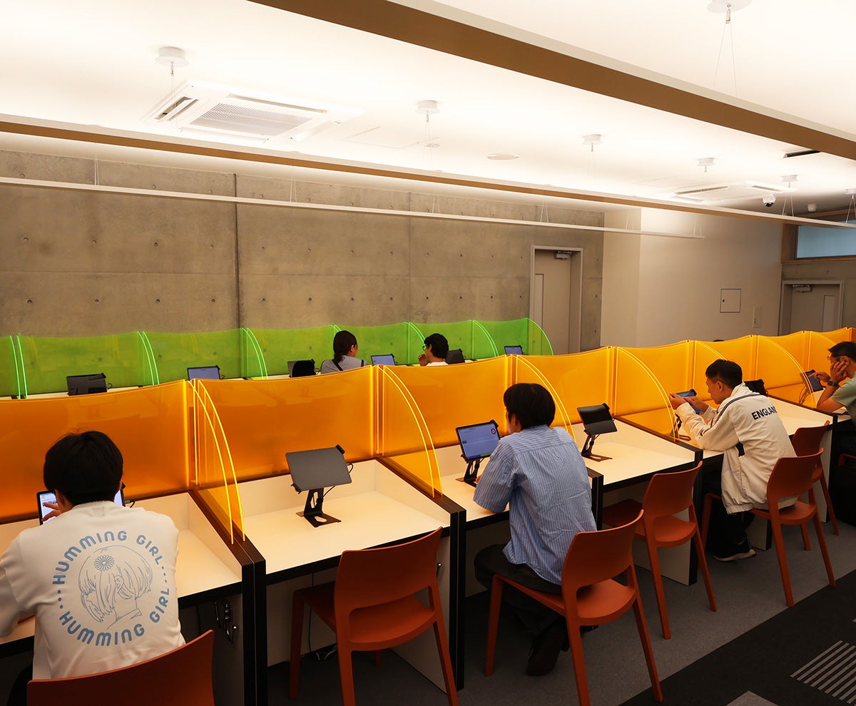 デスクに設置されたタブレットで、学科の問題を解くことができる。効果測定もここで受ける
