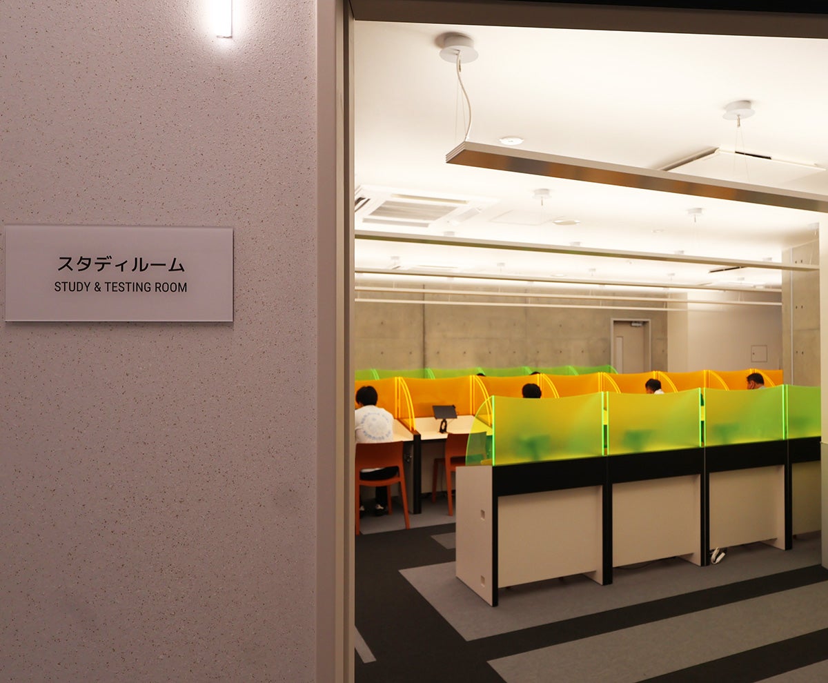 デスクに設置されたタブレットで、学科の問題を解くことができる。効果測定もここで受ける