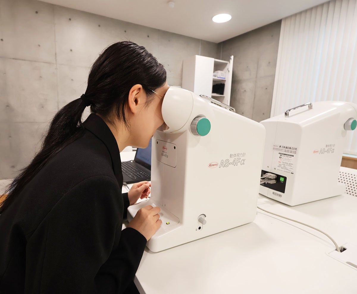 動体視力検査機器。迫り来る輪の切れ目の方向を答える