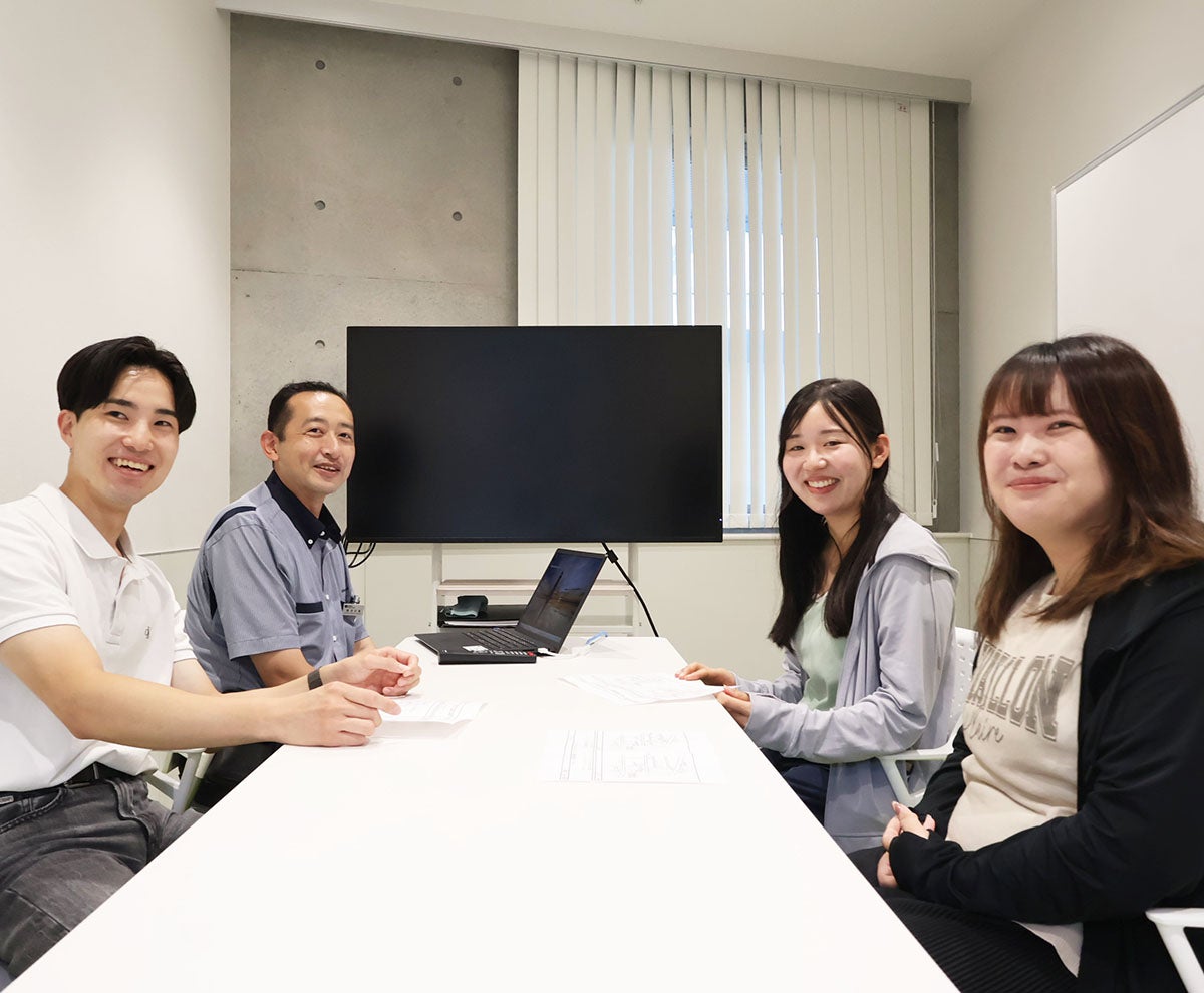 ディスカッション教習を控える教習生と指導員（左奥）。和やかな雰囲気（写真は教習イメージです）