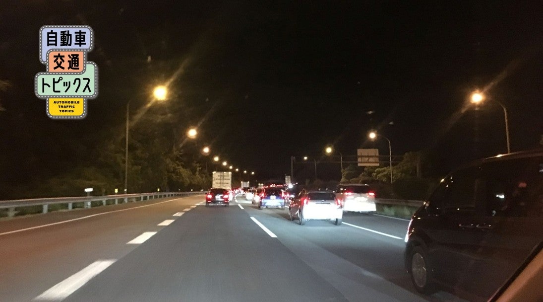 渋滞している、夜の高速道路を走る車両