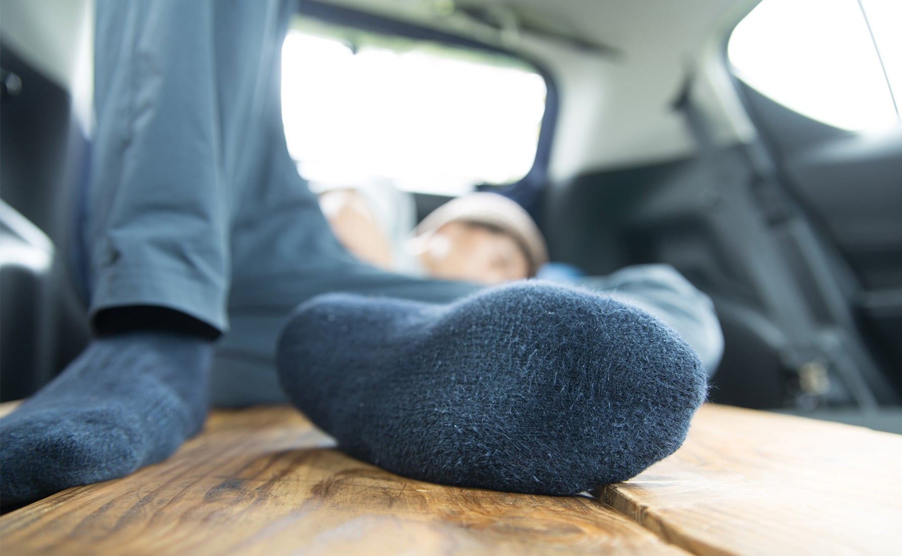 車内で窮屈そうに寝ている様子