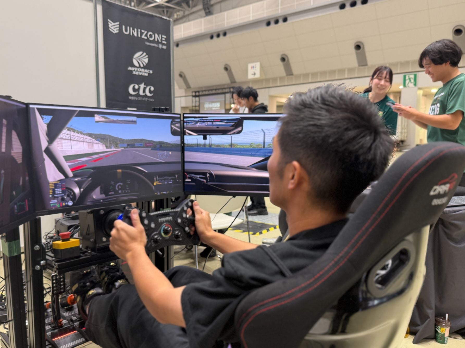 実際にiRacingをプレイしている様子