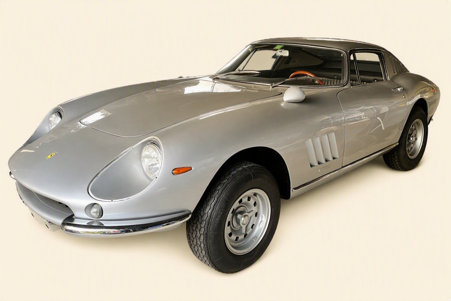 シルバーのボディをまとったフェラーリ 275 GTC 