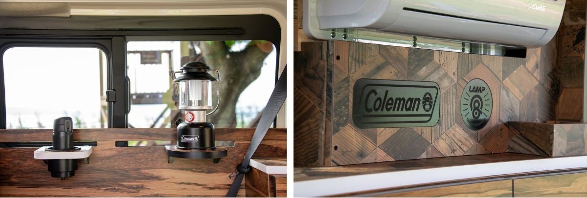 車内に配置されたランタンスタンドとドリンクホルダー。コールマンのロゴが刻印されたウッドキャビネットとクーラー設置部
