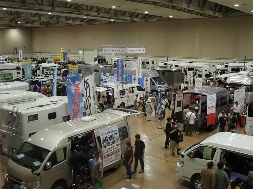 多数のキャンピングカーと出展ブースが並ぶ「北海道キャンピングカー＆アウトドアショー」の屋内会場