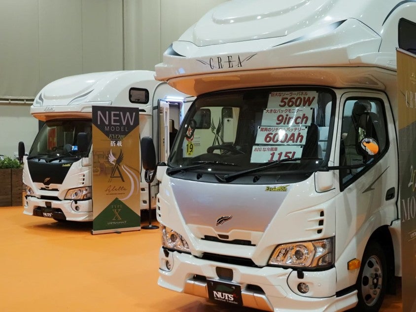 ナッツRVの展示ブースに並ぶ2台のキャブコン