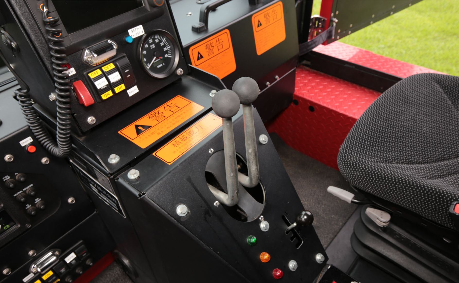 運転操作を行うためのコントロールレバーの写真