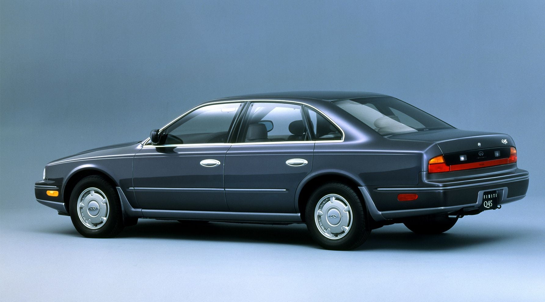 日産インフィニティQ45のリアビュー