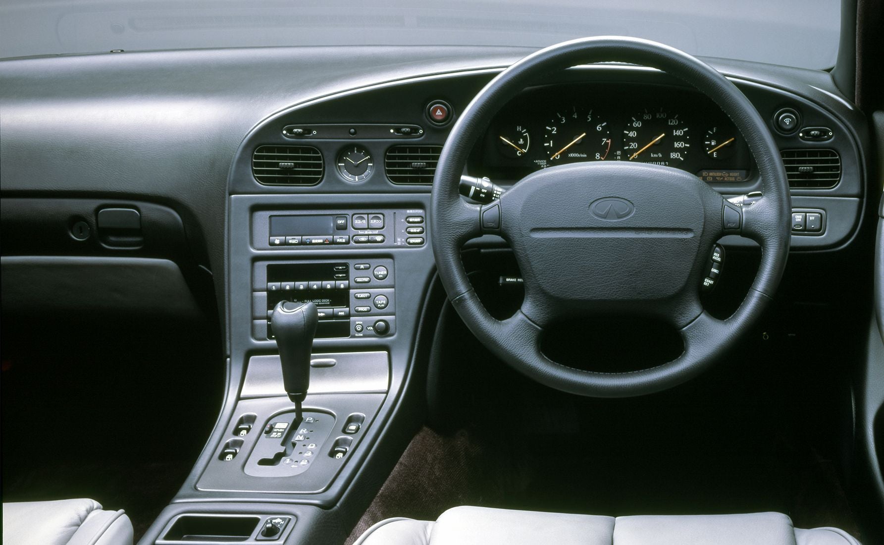 日産インフィニティQ45の運転席まわり
