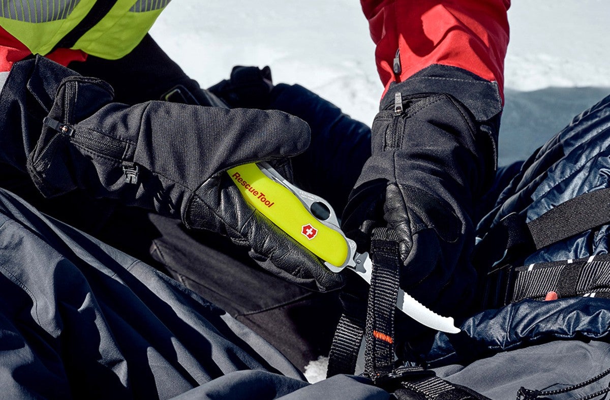 雪山でのレスキューツール使用シーン