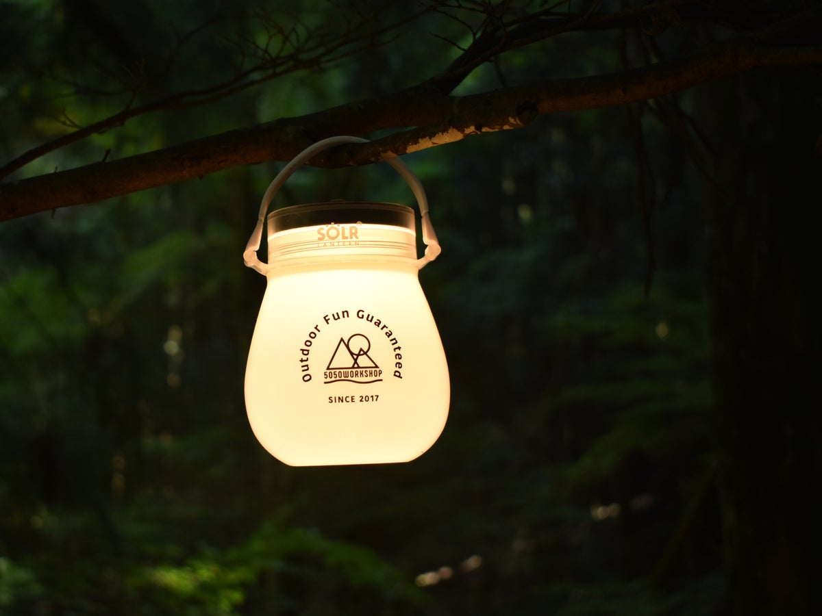 暗闇の中で木に吊り下げられ優しく点灯する「SOLR LANTERN minipod」
