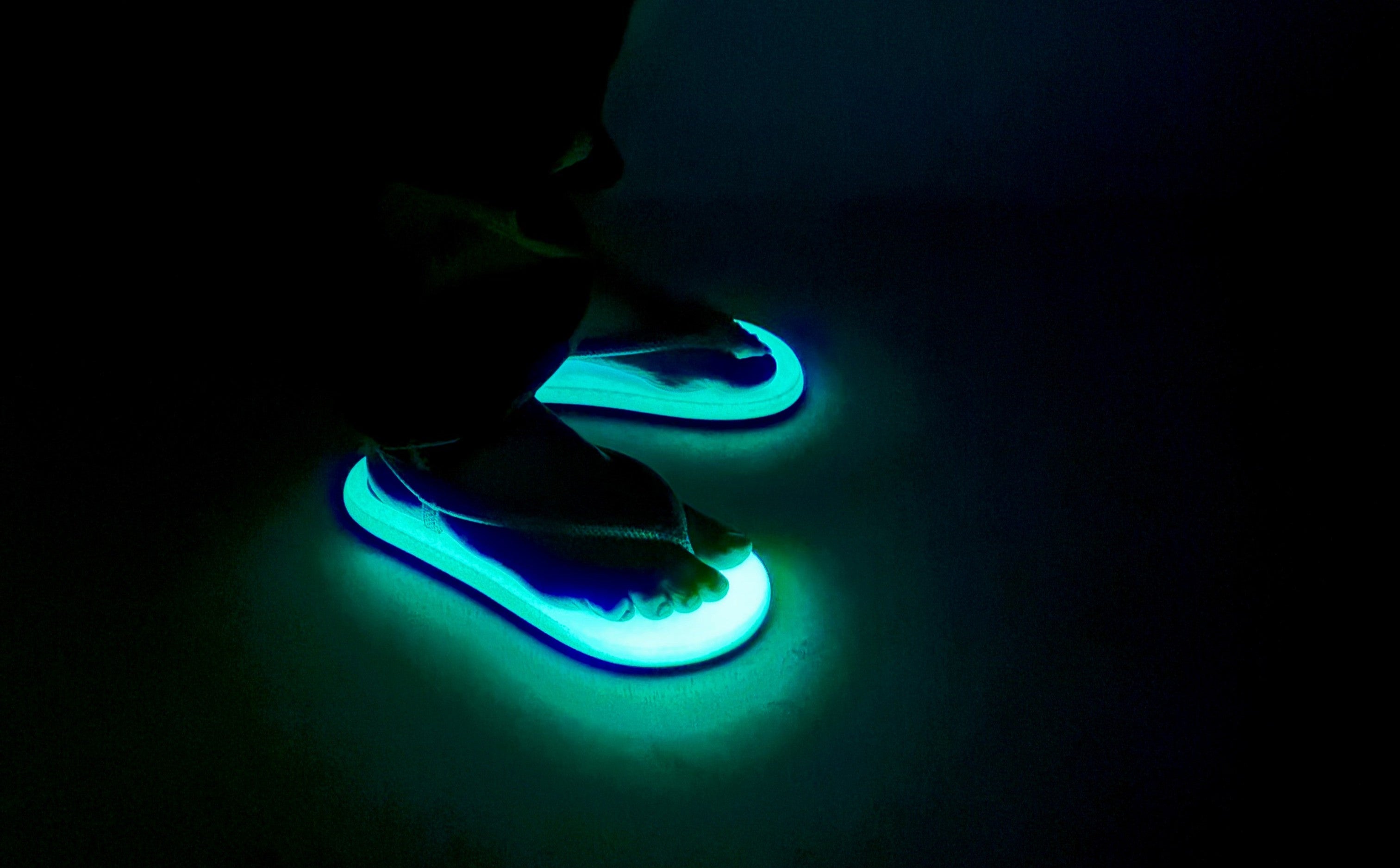 暗闇の中で足元を青緑色に鮮やかに照らす「waraji sandal glow」
