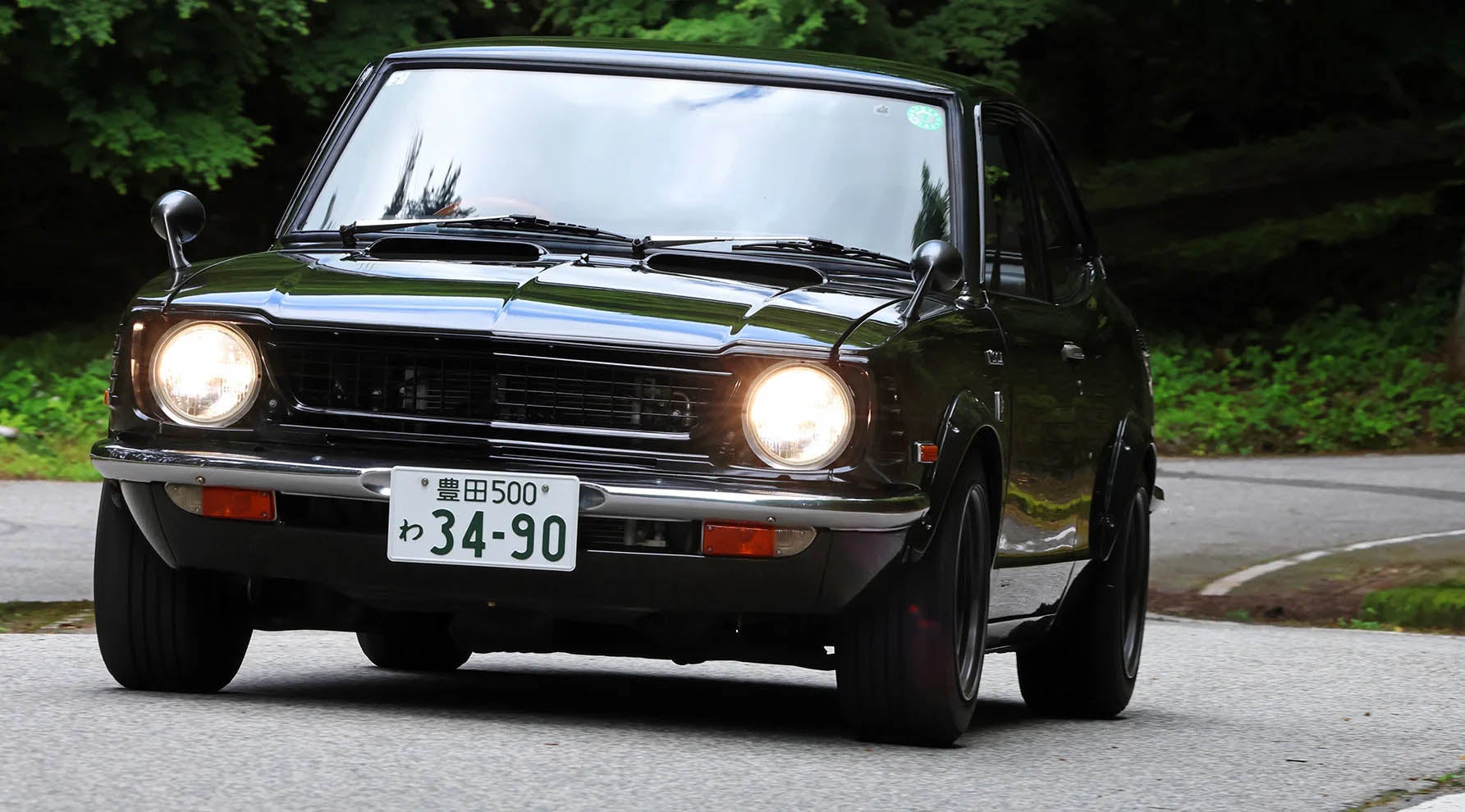 峠道を走るトヨタ・カローラレビン（TE27型）