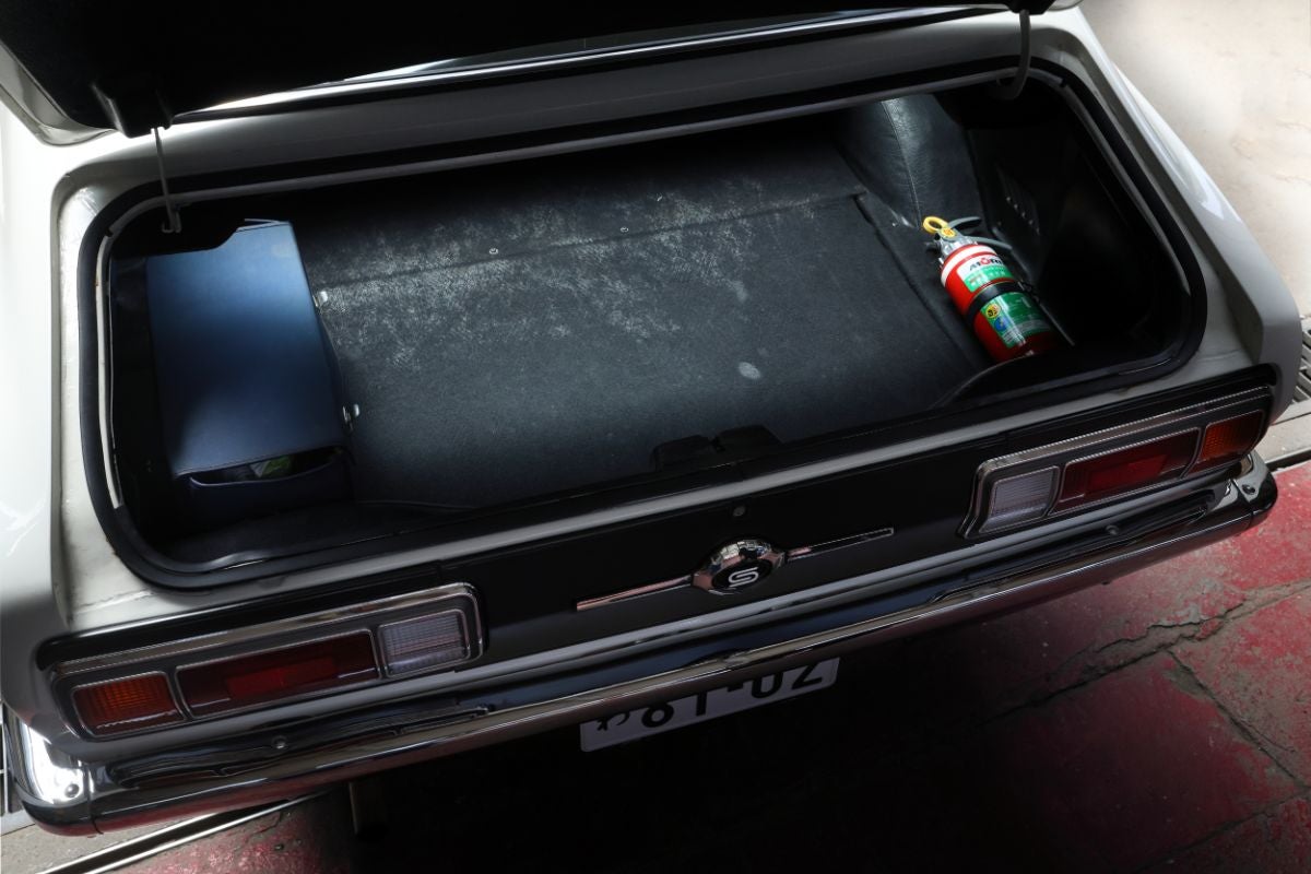 サニークーペのトランク内部。日産の収納ボックスと消火器が配置された状態