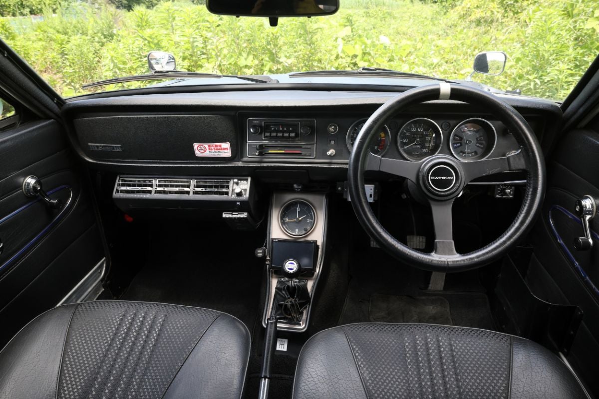 サニークーペの運転席と5速MTのインパネ