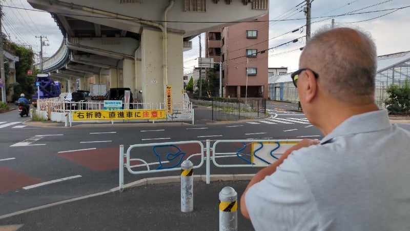 交差点を観察する菰田氏