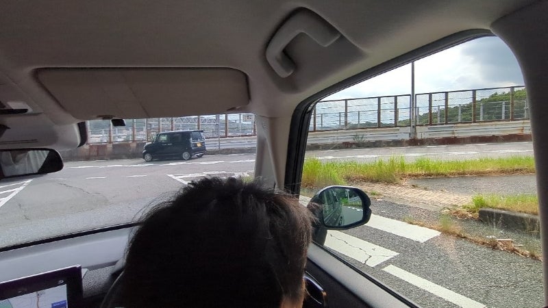 本線を走って来る車がかなり手前から見えている