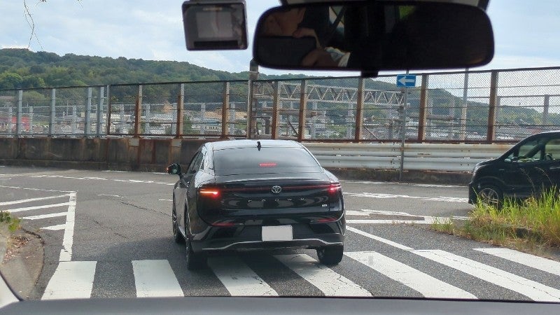 本線への合流待ちで停止する前の車