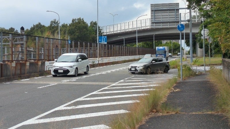 本線に合流する車