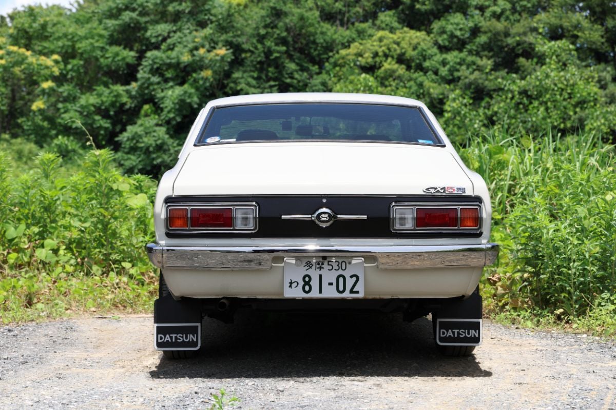 ダットサン サニークーペ GX-5のリア正面。「GX5 SPEED」のエンブレムとDATSUNマッドガード