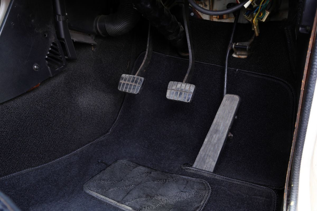 サニークーペの運転席足元にあるクラッチ、ブレーキ、アクセルの3ペダル